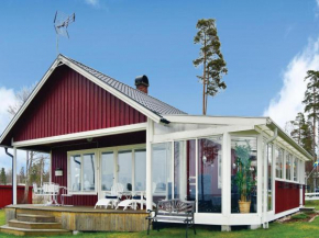 Four-Bedroom Holiday home with Sea View in Sjötorp